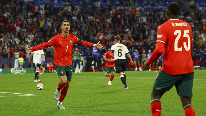 Cristiano Ronaldo de Portugal (izq.) celebra el gol del 1-2 con su compañero Nuno Mendes, quien le asistió durante el partido de semifinales de la Liga de Naciones de la UEFA entre Alemania y Portugal, en Múnich, Alemania, el 4 de junio de 2025. Foto: EFE