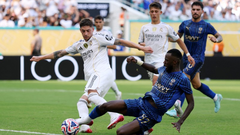 Valverde, del Real Madrid, pelea por el balón con Hassan Altambakti, del Al Hilal.  Foto EDH/AFP.