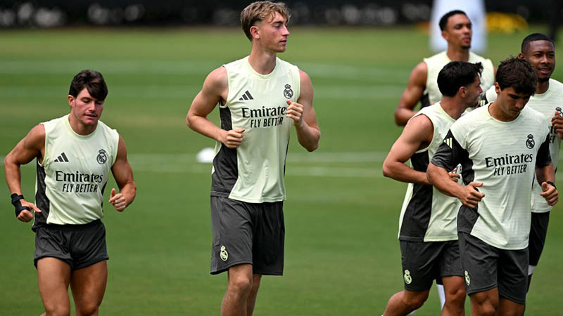 El defensa español del Real Madrid, Dean Huijsen (centro), participa en un entrenamiento en el Gardens North County District Park, Palm Beach Gardens, Florida, el 17 de junio de 2025, antes del partido del Mundial de Clubes 2025 entre el Real Madrid de España y el Al-Hilal de Arabia Saudí. Foto: AFP