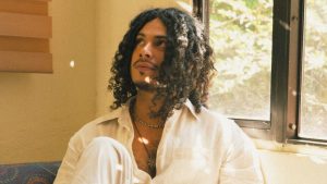 Ricardo Bendek explora una nueva faceta creativa, apostando por sonidos más electrónicos sin perder el corazón emocional que caracteriza su música.