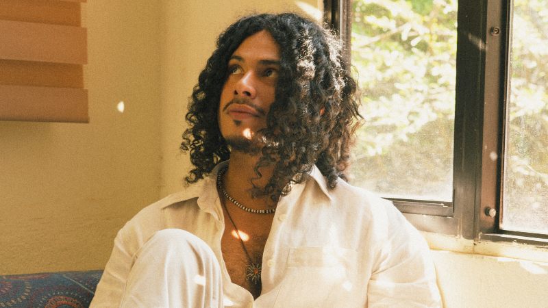 Ricardo Bendek explora una nueva faceta creativa, apostando por sonidos más electrónicos sin perder el corazón emocional que caracteriza su música.