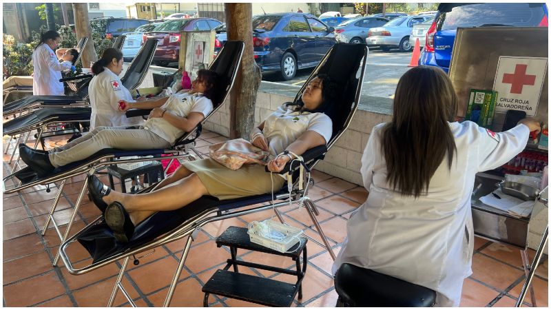Voluntarios participan en la jornada de donación organizada por Cruz Roja Salvadoreña, bajo estricta supervisión médica.