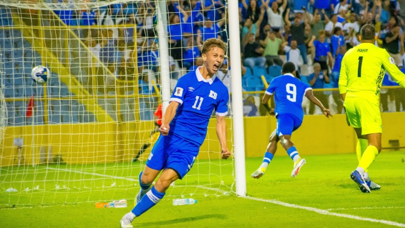 Nathan Ordaz (de frente) y Brayan Gil (9) celebran tras el gol de este último a pase del primero, en el empate 1-1 ante Surinam. Foto EDH/Cortesía La Selecta. 