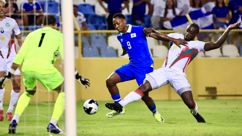 El delantero de la Selecta, Brayan Gil, en el partido ante Surinam. Foto: Cortesía Indes