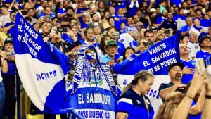 Selecta aficion Surinam estadio Cuscatlan