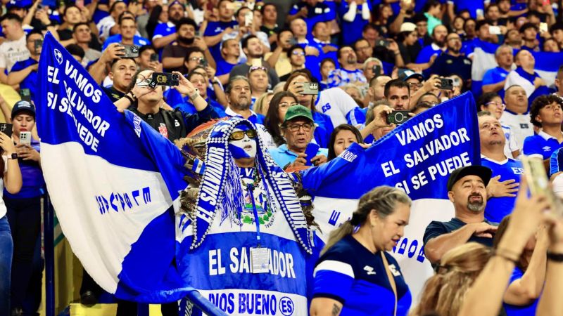 Los estadios abarrotados cada vez que la selección mayor de fútbol juega partidos importantes reflejan la enorme pasión por el fútbol de los salvadoreños. Foto: imagen de carácter ilustrativo y no comercial / @indeselsalvador / 