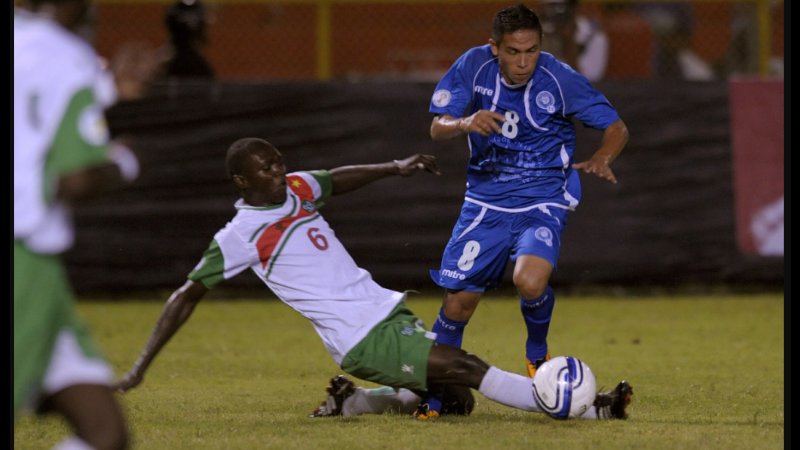 William Osael Romero en el último partido entre El Salvador y Surinam en el estadio Cuscatlán en 2011. Foto EDH / Archivo