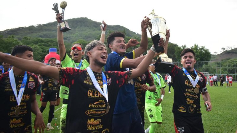 Talleres Jr. de El Coyolito, Chalatenango, es el campeón de la zona centro-occidente de la Tercera Division en el Clausura 2025. Foto: Cortesía Talleres Jr.