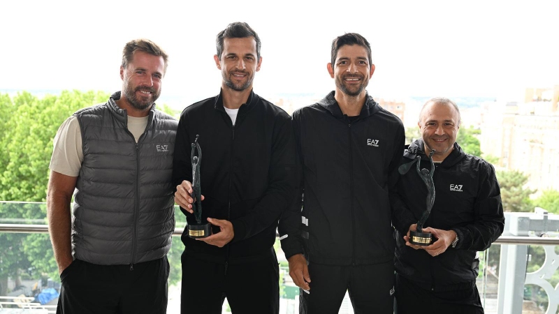 El sosonateco Marcelo Arévalo (tercero desde la izquierda) y su compañero del dobles, Mate Pavic (segundo), posan con sus respectivos entrenadores y el trofeo que les otorgó la ITF que los reconoce como los campeones de doble de 2024. Foto EDH// Cortesía FST.