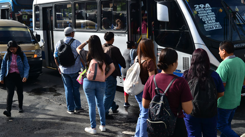 Pasajeros esperan el transporte público en la parada de buses en Plaza Mundo, Soyapango. Foto EDH / Emerson Del Cid