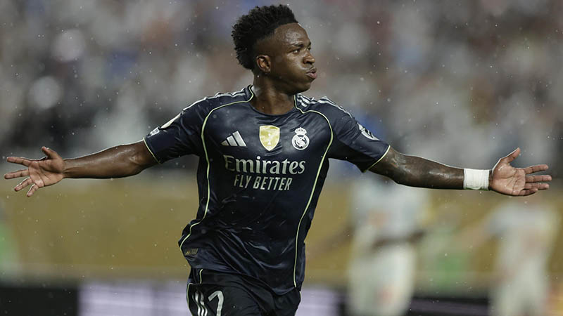 Vinicius Jr. del Real Madrid celebra un gol este jueves, en un partido de la fase de grupos del Mundial de Clubes entre Salzburgo y Real Madrid, en el estadio Lincoln Financial Field en Filadelfia (Estados Unidos). Foto EFE/ Andre Coelho