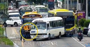 El conductor de un microbús atravesó la unidad en plena vía, deteniendo el flujo vehicular. Foto / Cortesía