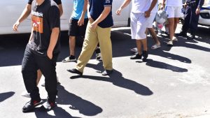 40 estudiantes del Inframen, del INTI y el Albert Camus fueron detenidos el 24 de junio de 2025 por la policía por querer crear una entructura pandilleril según la Fiscalía. El 25 fueron llevados a la Procuraduría General de la República donde sus parientes los pudieron ver. Están detenidos en El Penalito. Foto EDH / Emerson Del Cid