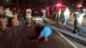 El cuerpo sin vida quedó en el lugar del accidente de tránsito. Foto EDH / Cortesía Cruz Verde Salvadoreña.