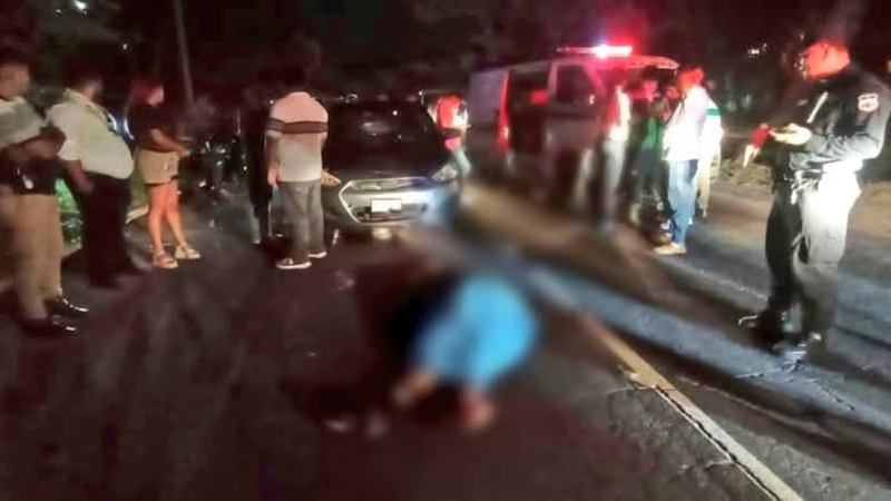 El cuerpo sin vida quedó en el lugar del accidente de tránsito. Foto EDH / Cortesía Cruz Verde Salvadoreña.