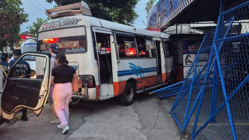 La unidad quedó atrapada entre el portón y la estructura del local. Foto EDH / Cortesía Comandos de Salvamento.