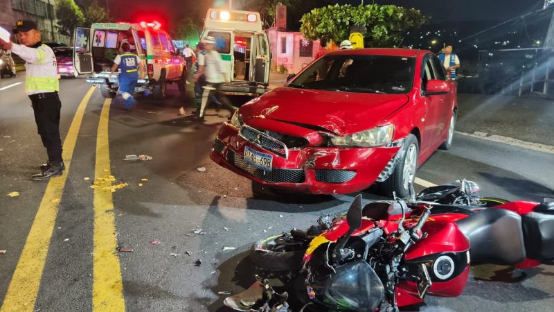 Un vehículo y una motocicleta colisionaron en el bulevar Venezuela. Foto EDH / Cortesía Cruz Verde.