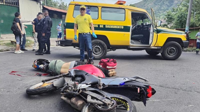 El hombre fue auxiliado, pero ya no tenía signos vitales. Foto EDH / Cortesía Comandos de Salvamento.