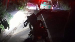 La motocicleta fue puesta a la orilla de la carretera, mientras auxiliaban al motociclista. Foto EDH / Cortesía Cruz Verde Salvadoreña.