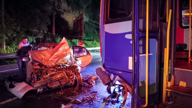 El vehículo completamente dañado en la parte delantera y el conductor quedó atrapado. Foto EDH / Cortesía Cruz Verde Salvadoreña.