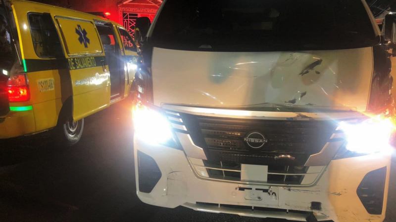 Choque entre microbús y un pick up, ocurrió en Quezaltepeque. Foto EDH / Cortesía Comandos de Salvamento.