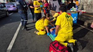 socorristas brindan primeros auxilios a la persona lesionada. Foto EDH / Cortesía Comandos de Salvamento.
