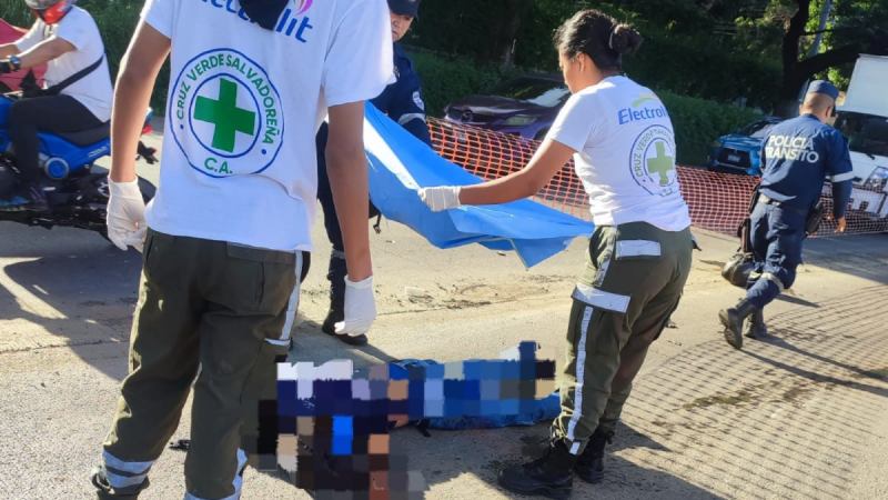El cuerpo sin vida fue cubierto para poder procesar la escena. Foto EDH / Cortesía Cruz Verde Salvadoreña.