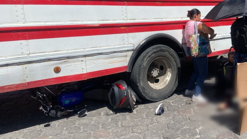 La motocicleta estaba debajo del bus de la Ruta 31. Foto EDH / Cortesía PNC.