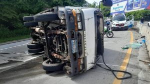 El camión quedó volcado, tras impactar contra la barra separadora de carriles, en la curva El Papaturro. Foto EDH / Cortesía Cruz Verde Salvadoreña.