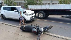 El ahora detenido se quedó en el lugar del accidente. Foto EDH / Cortesía Cruz Verde Salvadoreña.