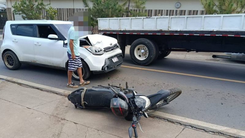 El ahora detenido se quedó en el lugar del accidente. Foto EDH / Cortesía Cruz Verde Salvadoreña.