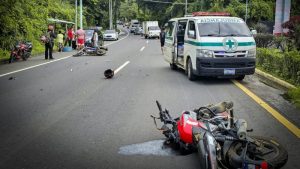 Los dos motociclistas salieron catapultados al impactar de frente en la carretera Panamericana. Foto EDH / Cortesía Cruz Verde.