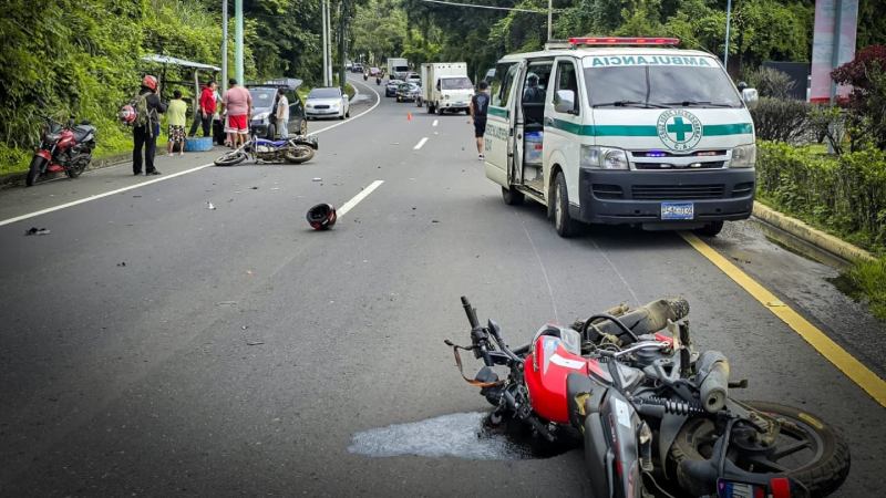 Los dos motociclistas salieron catapultados al impactar de frente en la carretera Panamericana. Foto EDH / Cortesía Cruz Verde.