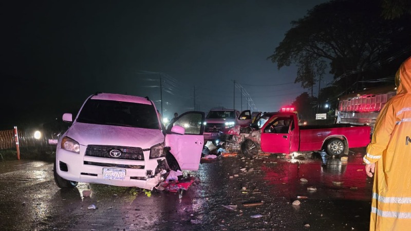 Los dos vehículos colisionaron y dejaron a varias personas lesionada. Foto EDH / Cortesía Comandos de Salvamento.