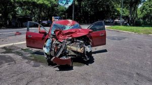 En este estado terminó el vehículo tras impactar a un motociclista. Foto: PNC