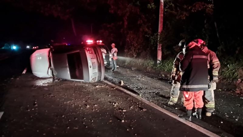 El vehículo quedó volcado a la orilla de la carretera. Foto EDH / Cortesía Cruz Verde Salvadoreña.