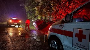 Cruz Roja Cojutepeque asistió a dos personas en este accidente la noche del sábado (14.06.2025). Foto: Cortesía