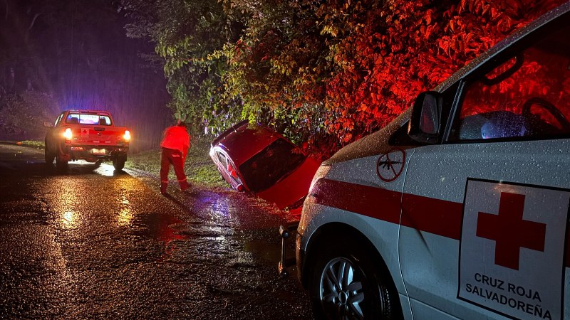 Cruz Roja Cojutepeque asistió a dos personas en este accidente la noche del sábado (14.06.2025). Foto: Cortesía