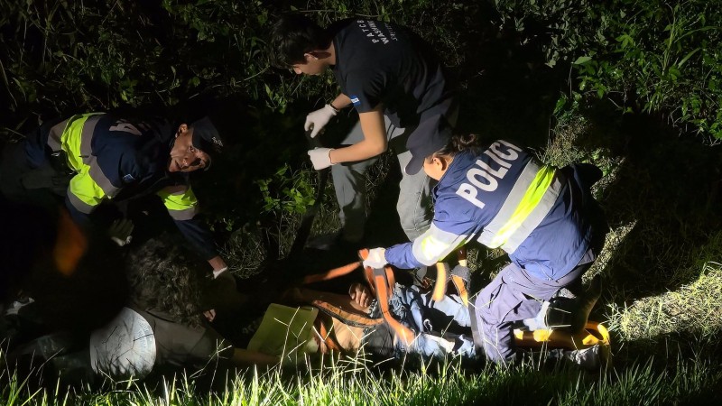 La víctima terminó en una canaleta luego de accidentarse. Foto: Cuerpo de Reacción Inmediata Lourdes