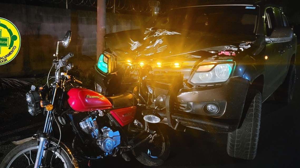 El conductor del carro fue detenido y el motociclista está bajo custodia en un hospital. Foto: Comandos de Salvamento