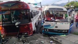 Bus y microbús colisionaron en la intersección entre la calle 5 de noviembre y la 10ª Avenida Norte, en la capital. Foto: Cortesía