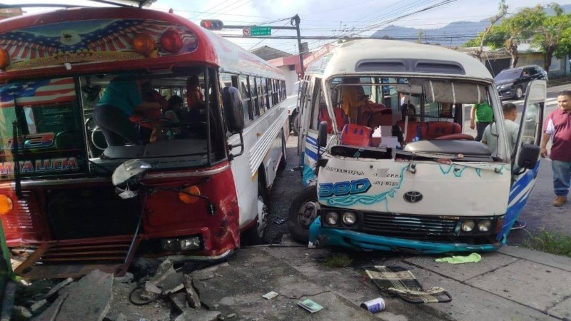 Bus y microbús colisionaron en la intersección entre la calle 5 de noviembre y la 10ª Avenida Norte, en la capital. Foto: Cortesía