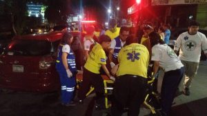 Cuerpos de socorro atienden a los heridos en accidente en Soyapango. Foto: Comandos de Salvamento