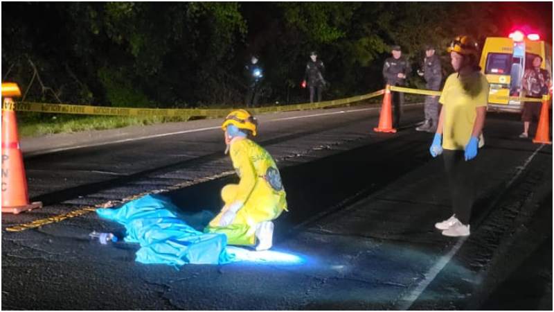 La víctima fue embestida por un pick up. Foto / Cortesía Comandos