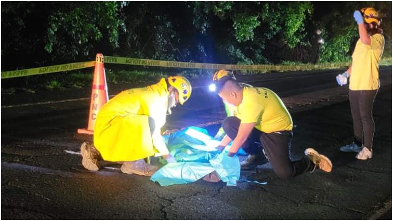 Socorristas tapan el cadáver a la espera de Medicina Legal. Foto / Cortesía Comandos