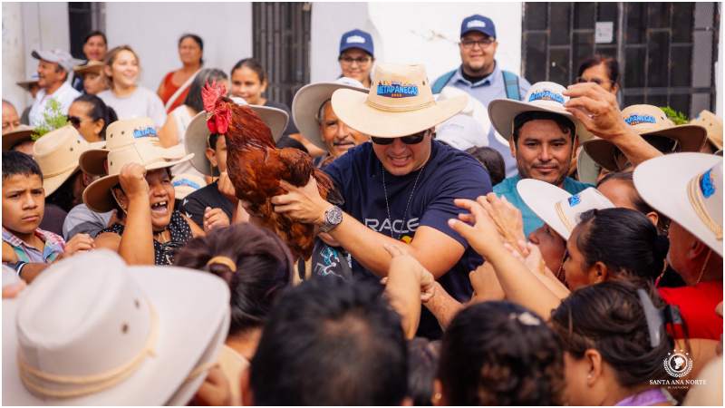 Algunos asistentes querían ser los afortunados de llevarse las aves. Foto / Facebook Carlos Landaverde
