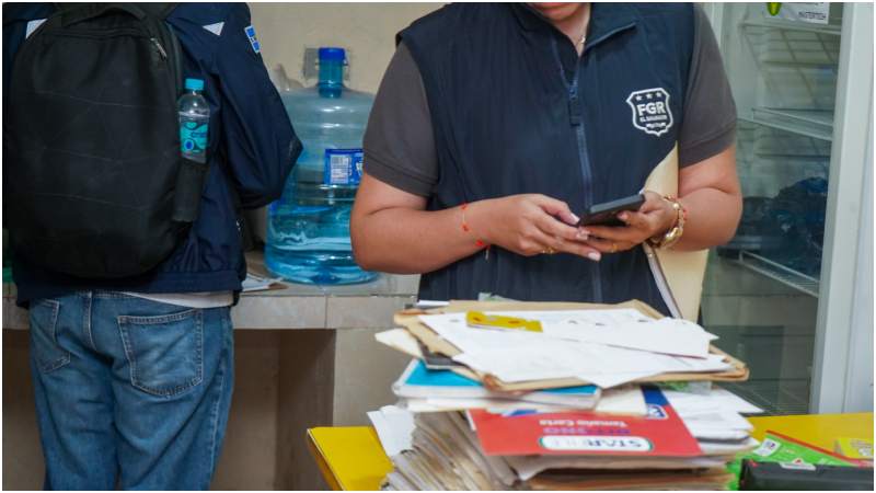 Documentos que servirán como pruebas fueron encontrados durante los operativos. Foto / Cortesía FGR.