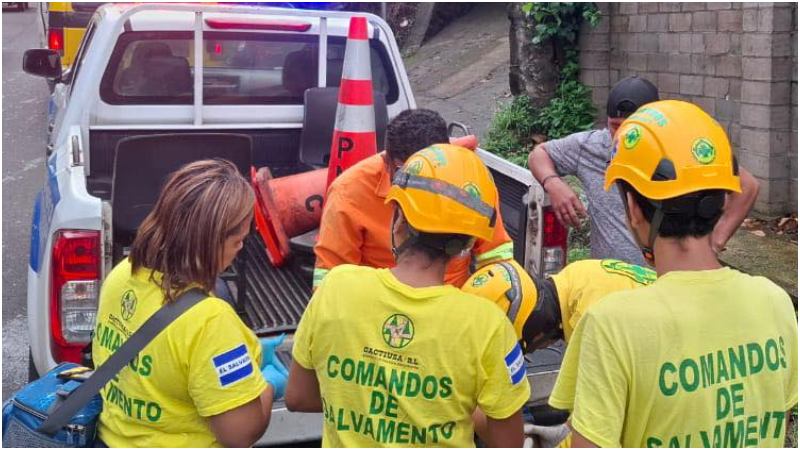 Socorristas dándole los primeros auxilios antes de ser llevado al hospital. Foto / Cortesía Comandos 