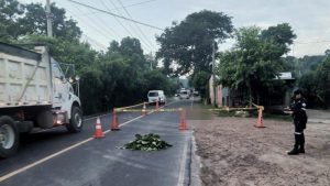 El cuerpo sin vida fue cubierto, mientras las autoridades procesaban la escena. Foto EDH / Cortesía PNC.