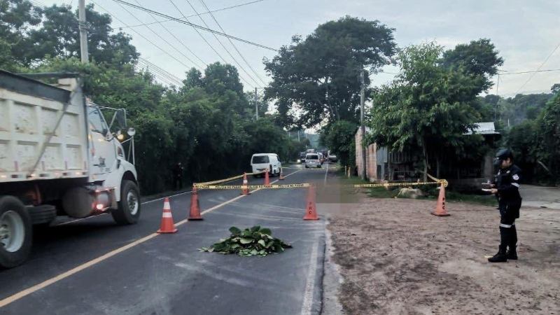 El cuerpo sin vida fue cubierto, mientras las autoridades procesaban la escena. Foto EDH / Cortesía PNC.